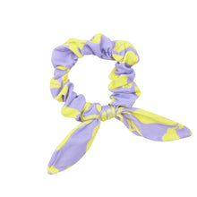 Laden Sie das Bild in den Galerie-Viewer, Glow Scrunchie
