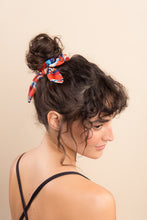 Laden Sie das Bild in den Galerie-Viewer, Leaves Scrunchie
