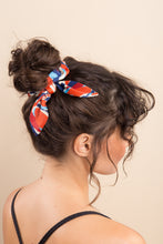 Laden Sie das Bild in den Galerie-Viewer, Leaves Scrunchie
