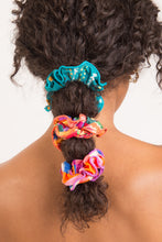 Laden Sie das Bild in den Galerie-Viewer, Rain Scrunchie
