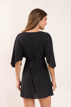 Laden Sie das Bild in den Galerie-Viewer, Model Back: Rio De Sol Strandkleid Black Mini Dress
