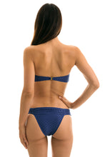 Laden Sie das Bild in den Galerie-Viewer, Model Back: Rio De Sol Unterteil Bottom Kiwanda Denim Band Comfort
