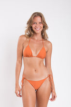 Laden Sie das Bild in den Galerie-Viewer, Model Front: Rio De Sol Unterteil Bottom Ocre Lacinho
