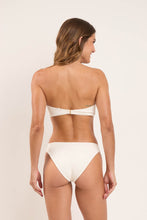 Laden Sie das Bild in den Galerie-Viewer, Model Back: Rio De Sol Unterteil Bottom Sand-Chantilly Essential-Comfy
