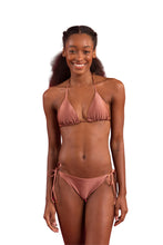 Laden Sie das Bild in den Galerie-Viewer, Model Front: Rio De Sol Unterteil Bottom Shimmer-Copper Ibiza-Comfy

