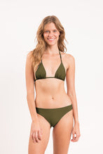 Laden Sie das Bild in den Galerie-Viewer, Model Front: Rio De Sol Unterteil Bottom Shimmer-Croco Essential-Comfy
