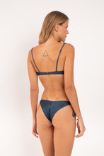 Laden Sie das Bild in den Galerie-Viewer, Model Back: Rio De Sol Unterteil Bottom Shimmer-Shark Cheeky-Tie-Gold
