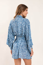 Laden Sie das Bild in den Galerie-Viewer, Model Back: Rio De Sol Strandkleid Chuva Kimono

