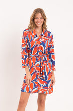 Laden Sie das Bild in den Galerie-Viewer, Model Front: Rio De Sol Hemdblusenkleid Leaves Chemise

