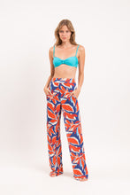 Laden Sie das Bild in den Galerie-Viewer, Model Front: Rio De Sol Strandhosen Leaves Wide Pants
