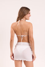 Laden Sie das Bild in den Galerie-Viewer, Model Back: Rio De Sol Strandrock Memphis-White Mini Skirt Ruched
