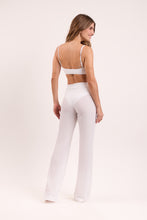 Laden Sie das Bild in den Galerie-Viewer, Model Back: Rio De Sol Strandhosen Memphis-White Pants Lana
