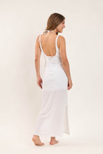 Laden Sie das Bild in den Galerie-Viewer, Model Back: Rio De Sol Strandkleid Memphis-White Saida Yara
