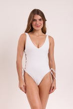 Laden Sie das Bild in den Galerie-Viewer, Model Front: Rio De Sol Badeanzug Memphis-White Zoe
