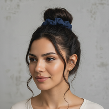 Laden Sie das Bild in den Galerie-Viewer, Image 03: Rio De Sol Haar-Accessoires Navy Scrunchie
