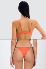 Laden Sie das Bild in den Galerie-Viewer, Model Back: Rio De Sol Set Set Light-Peach Mila Ibiza
