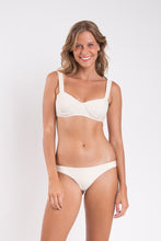 Laden Sie das Bild in den Galerie-Viewer, Model Front: Rio De Sol Set Set Malibu-Natural Amelia Essential
