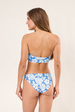 Laden Sie das Bild in den Galerie-Viewer, Model Back: Rio De Sol Set Set Pua-Pacifica Lani Waikiki
