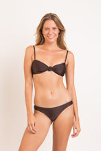 Laden Sie das Bild in den Galerie-Viewer, Model Front: Rio De Sol Set Set Shimmer-Coffee Bandeau-Joy Essential
