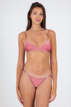 Laden Sie das Bild in den Galerie-Viewer, Model Front: Rio De Sol Set Set Shimmer-Confetti Tri-Fixo California
