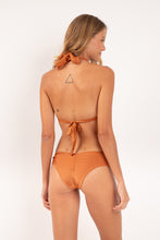 Laden Sie das Bild in den Galerie-Viewer, Model Back: Rio De Sol Set Set Shimmer-Nocciola Mel
