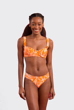 Laden Sie das Bild in den Galerie-Viewer, Model Front: Rio De Sol Set Set Trail-Orange Amelia Baobi
