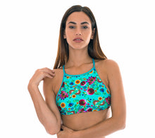 Laden Sie das Bild in den Galerie-Viewer, Model Front: Rio De Sol Oberteil Soutien Bloom Cropped
