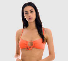Laden Sie das Bild in den Galerie-Viewer, Model Front: Rio De Sol Oberteil Top Light-Peach Mila
