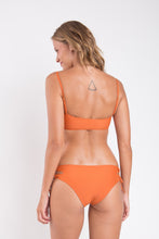 Laden Sie das Bild in den Galerie-Viewer, Model Back: Rio De Sol Oberteil Top Ocre Bandeau-Reto
