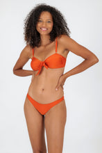 Laden Sie das Bild in den Galerie-Viewer, Model Front: Rio De Sol Oberteil Top Paprica Bandeau-No
