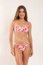 Laden Sie das Bild in den Galerie-Viewer, Model Front: Rio De Sol Oberteil Top Pua-Hibiscus Coral
