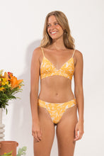 Laden Sie das Bild in den Galerie-Viewer, Model Front: Rio De Sol Oberteil Top Sunny-Forest Tri-Cos
