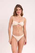Laden Sie das Bild in den Galerie-Viewer, Model Front: Rio De Sol Oberteil Top Touch-Natural Bandeau-Joy
