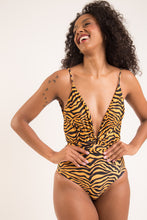 Laden Sie das Bild in den Galerie-Viewer, Image 06: Rio De Sol Badeanzug Wild-Orange New Vegas
