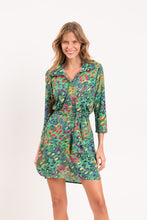 Laden Sie das Bild in den Galerie-Viewer, Model Front: Rio De Sol Hemdblusenkleid Wilds Chemise
