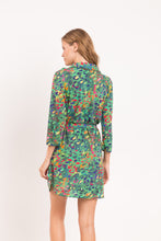 Laden Sie das Bild in den Galerie-Viewer, Model Back: Rio De Sol Hemdblusenkleid Wilds Chemise
